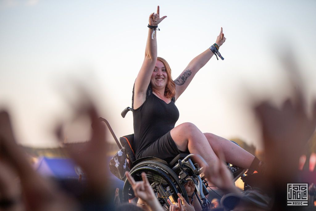 Summer Breeze Open Air 2019 in Dinkelsbhl (SBOA)
Crowdsurfing mit dem Rollstuhl