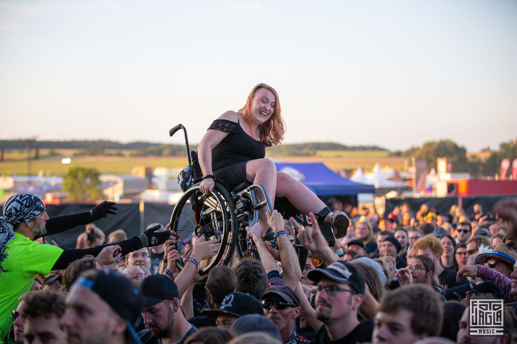 Summer Breeze Open Air 2019 in Dinkelsbhl (SBOA)
Crowdsurfing mit dem Rollstuhl