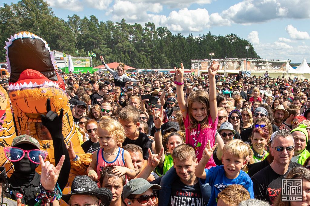 Summer Breeze Open Air 2019 in Dinkelsbhl (SBOA)
Zuschauer bei Heavysaurus vor der Ficken Party Stage