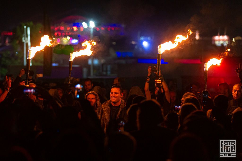 Summer Breeze Open Air 2019 in Dinkelsbhl (SBOA)
Fackel-Einmarsch von Parkway Drive zur Main Stage