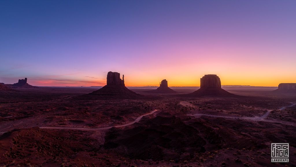 Beautiful sunrise at Monument Valley
Arizona, USA 2019