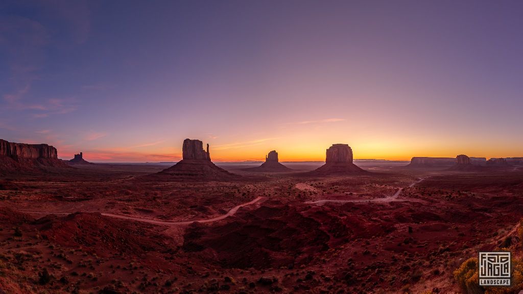 Beautiful sunrise at Monument Valley
Arizona, USA 2019