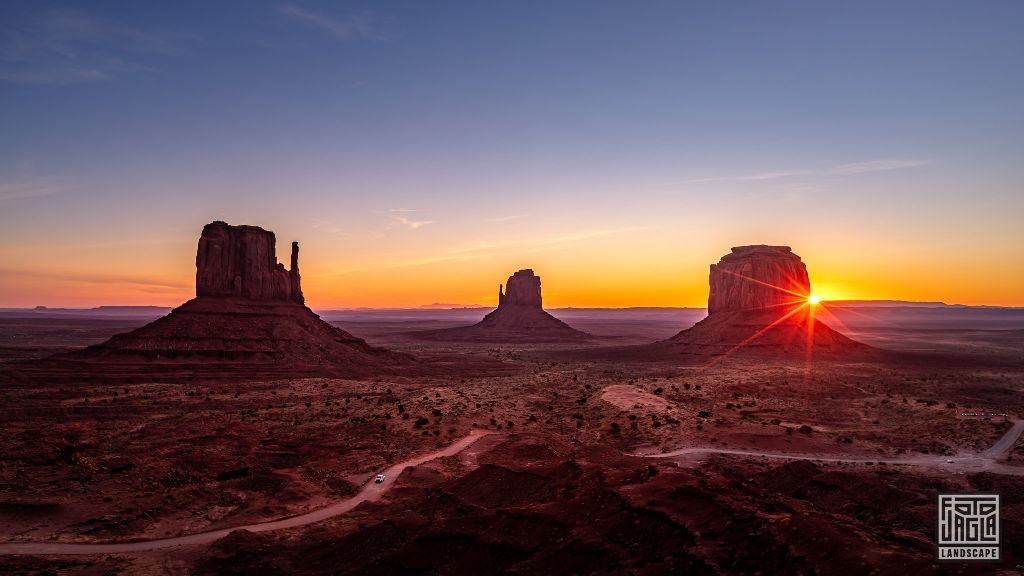 Beautiful sunrise at Monument Valley
Arizona, USA 2019