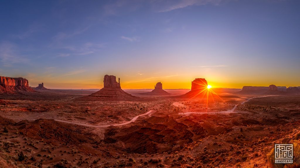 Beautiful sunrise at Monument Valley
Arizona, USA 2019