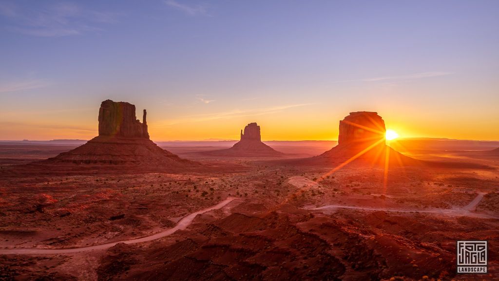 Beautiful sunrise at Monument Valley
Arizona, USA 2019