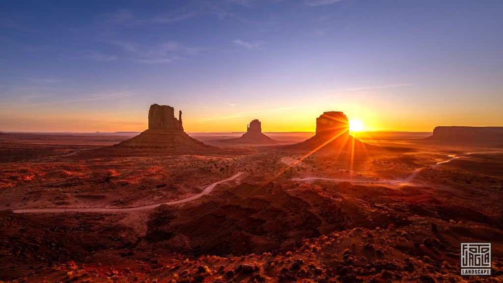 Beautiful sunrise at Monument Valley
Arizona, USA 2019
