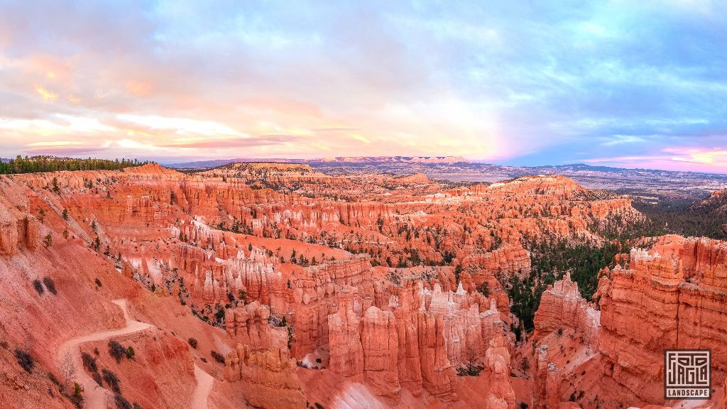 Sunset Point at sunset in Bryce Canyon National Park
Utah 2019
