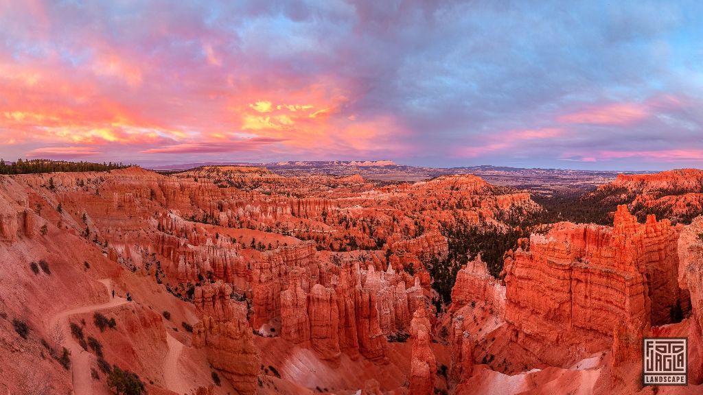 Sunset Point at sunset in Bryce Canyon National Park
Utah 2019