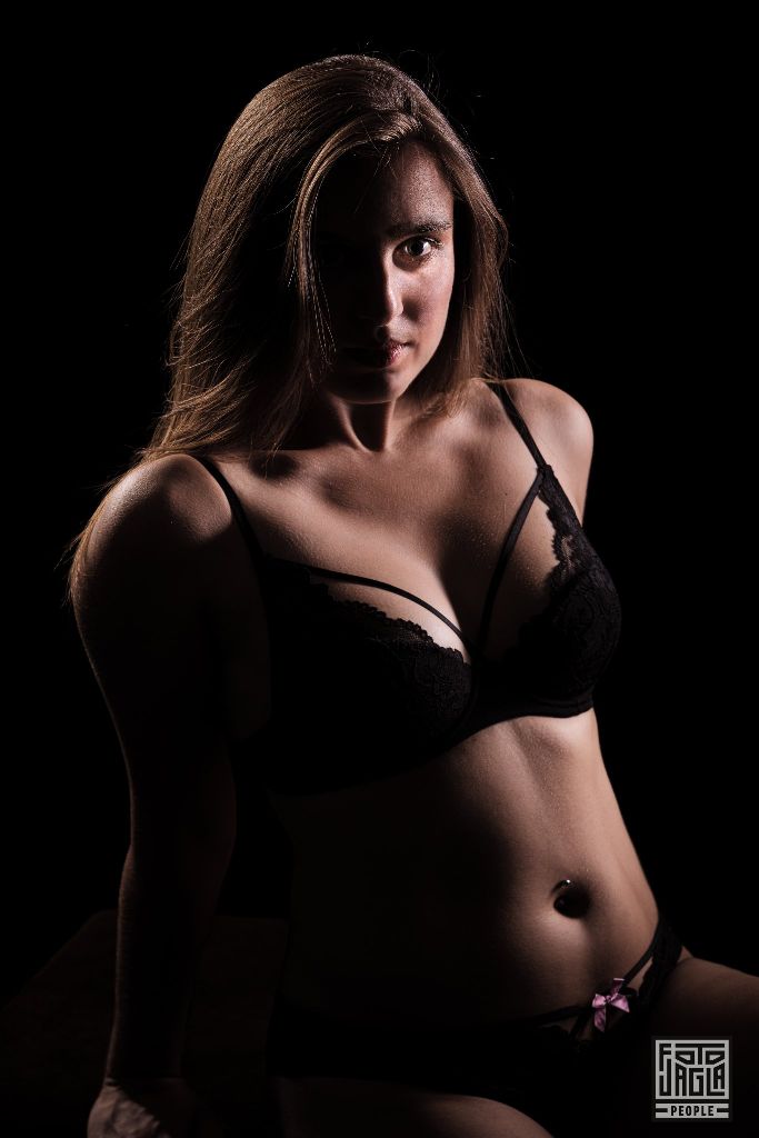 Sexy Low-Key Fotoshooting mit Model Lou
Erotische Studioaufnahme