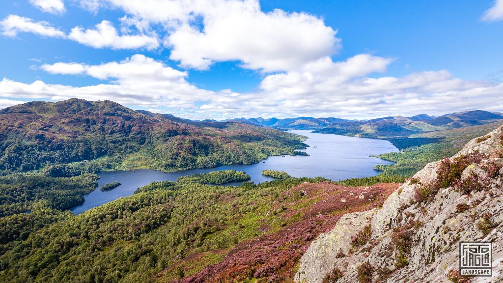 Sicht vom Ben A'an ber Loch Katrine und Loch Achray
Loch Lomond and The Trossachs National Park
Schottland - September 2020