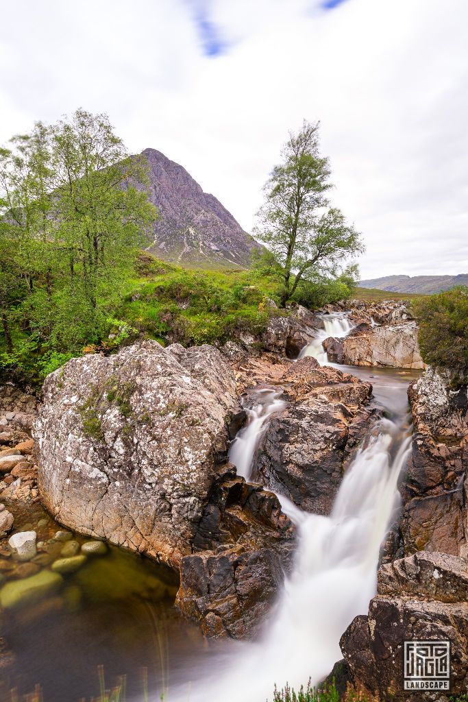 Etive Mor Waterfall mit Sicht auf Etive Mountain am Fluss Coupall
Buachaille Etive Mr
Schottland - September 2020