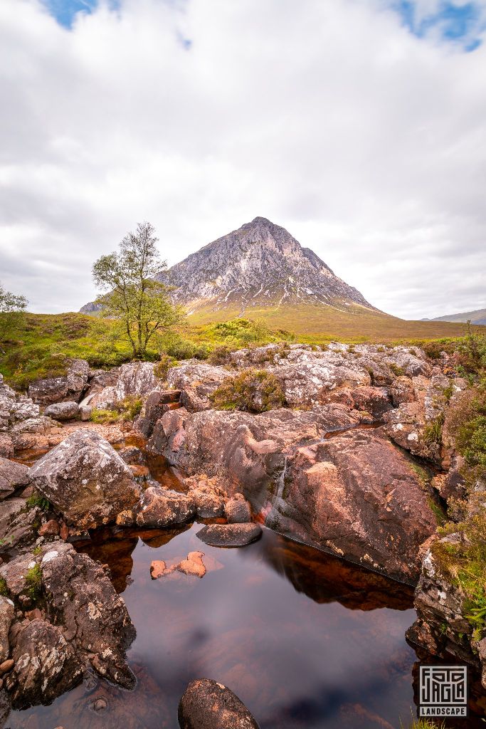 Buachaille Etive Mr mit Sicht auf Etive Mountain am Fluss Coupall
Schottland - September 2020