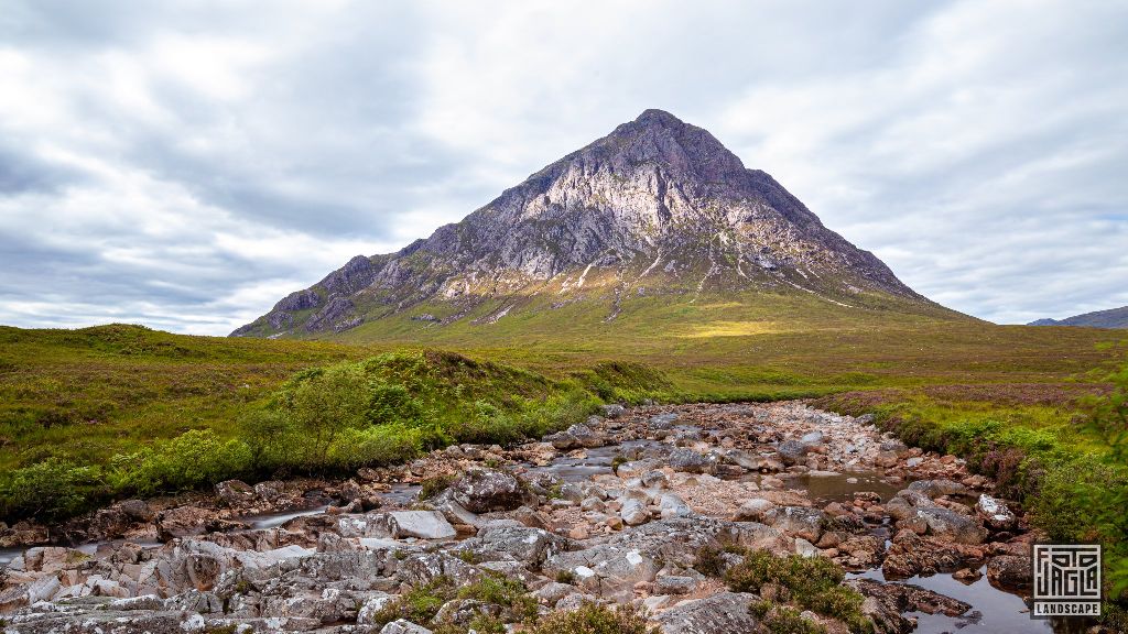 Buachaille Etive Mr mit Sicht auf Etive Mountain am Fluss Coupall
Schottland - September 2020