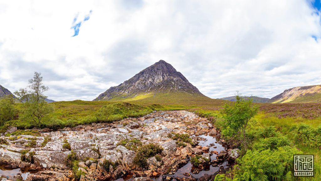 Buachaille Etive Mr mit Sicht auf Etive Mountain am Fluss Coupall
Schottland - September 2020