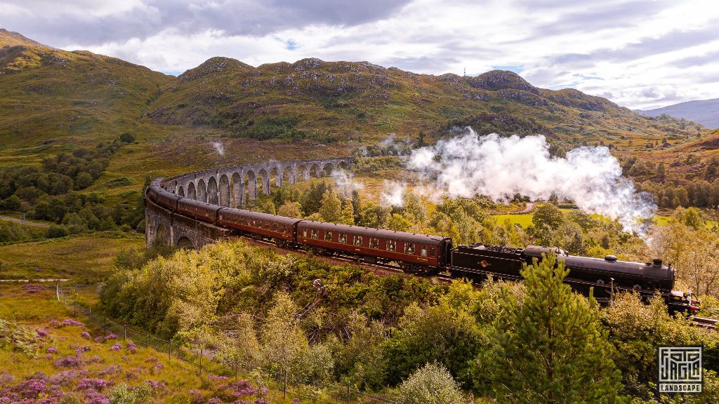 Glenfinnan Viaduct - Jacobite Steam Train auf der West Highland Line
Besser bekannt als die Harry Potter Eisenbahn 