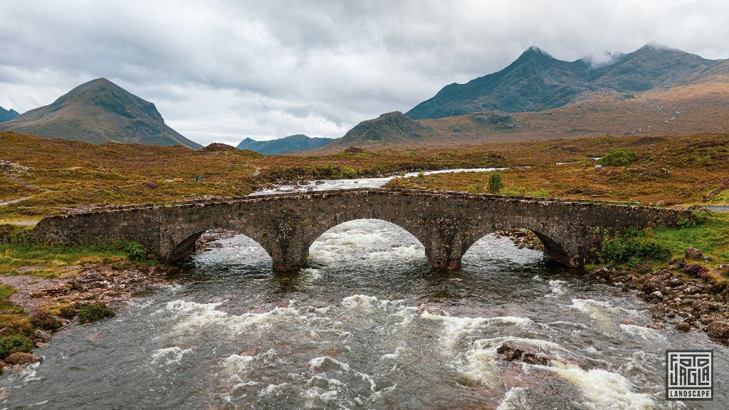 The Sligachan Old Bridge
Alte Steinbrücke vor den Black Cuillin Mountains (Isle of Skye)
Schottland - September 2020