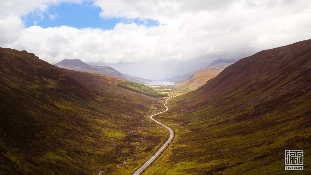 Glen Docherty Viewpoint
Drohnenaufnahme mit Blick auf Letterewe Estate and Loch Maree
Schottland - September 2020