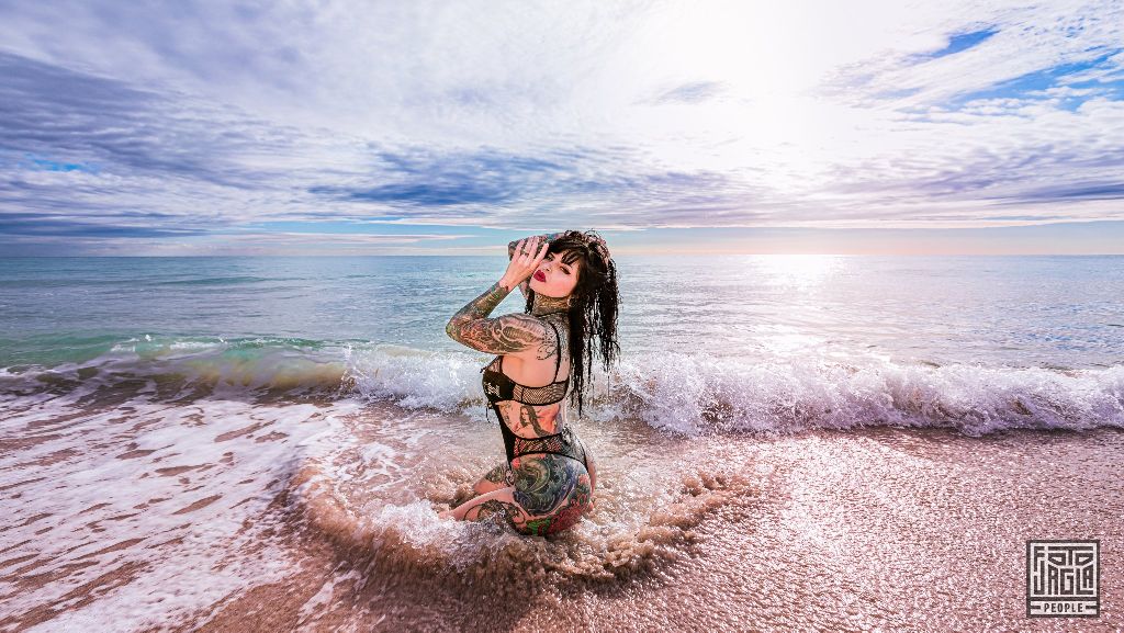 Pandora LeTrain am South Beach in Miami
Sexy Strand Shooting im Badeanzug mit dem Tattoo-Model