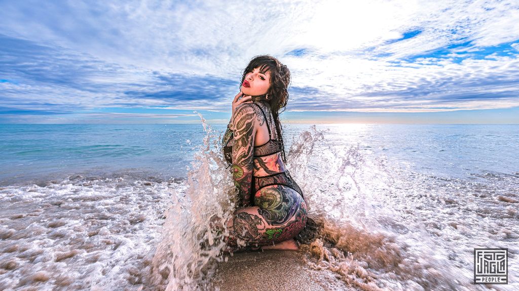 Pandora LeTrain am South Beach in Miami
Sexy Strand Shooting im Badeanzug mit dem Tattoo-Model