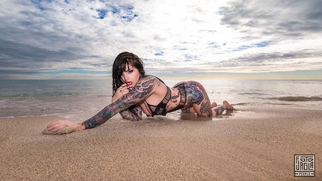 Pandora LeTrain am South Beach in Miami
Sexy Strand Shooting im Badeanzug mit dem Tattoo-Model