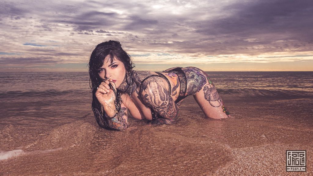 Pandora LeTrain am South Beach in Miami
Sexy Strand Shooting im Badeanzug mit dem Tattoo-Model
