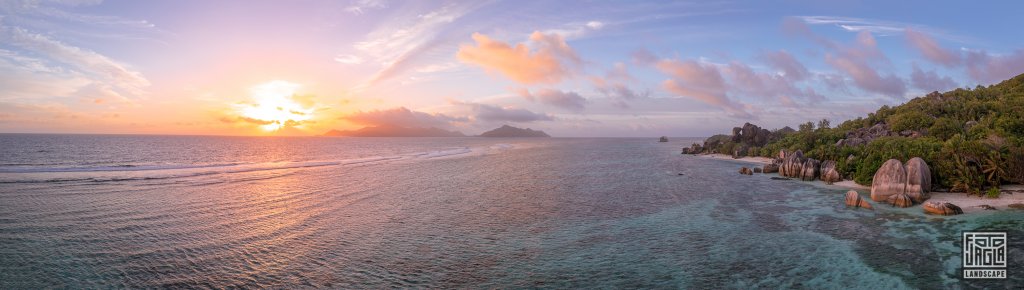 Panoramaaufnahme zum Sonnenuntergang am Anse Source d'Argent
La Digue, Seychellen 2021