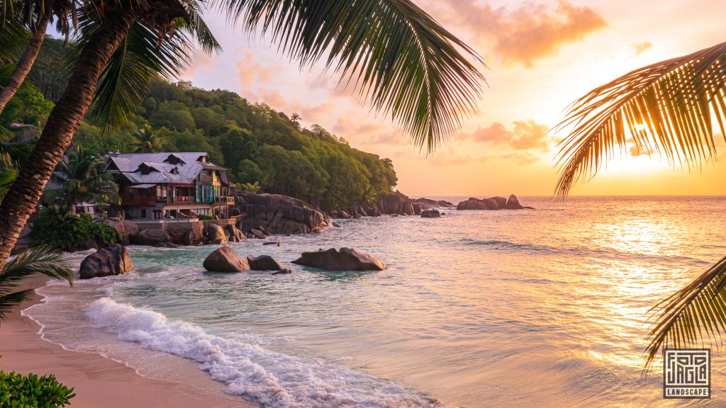 Sonnenuntergang mit Blick auf Chez Batista am Anse Takamaka Beach
Mahé, Seychellen 2021