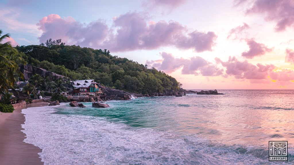 Sonnenuntergang mit Blick auf Chez Batista am Anse Takamaka Beach
Mah, Seychellen 2021