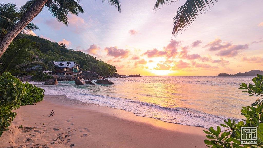 Sonnenuntergang mit Blick auf Chez Batista am Anse Takamaka Beach
Mah, Seychellen 2021