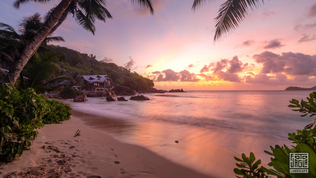 Sonnenuntergang mit Blick auf Chez Batista am Anse Takamaka Beach
Mah, Seychellen 2021