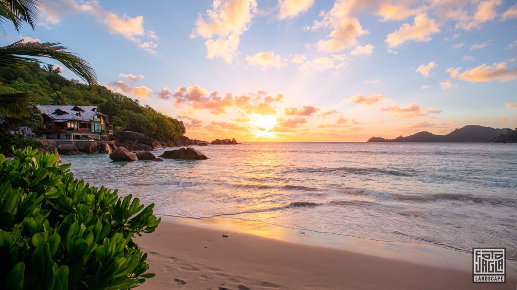 Sonnenuntergang mit Blick auf Chez Batista am Anse Takamaka Beach
Mah, Seychellen 2021