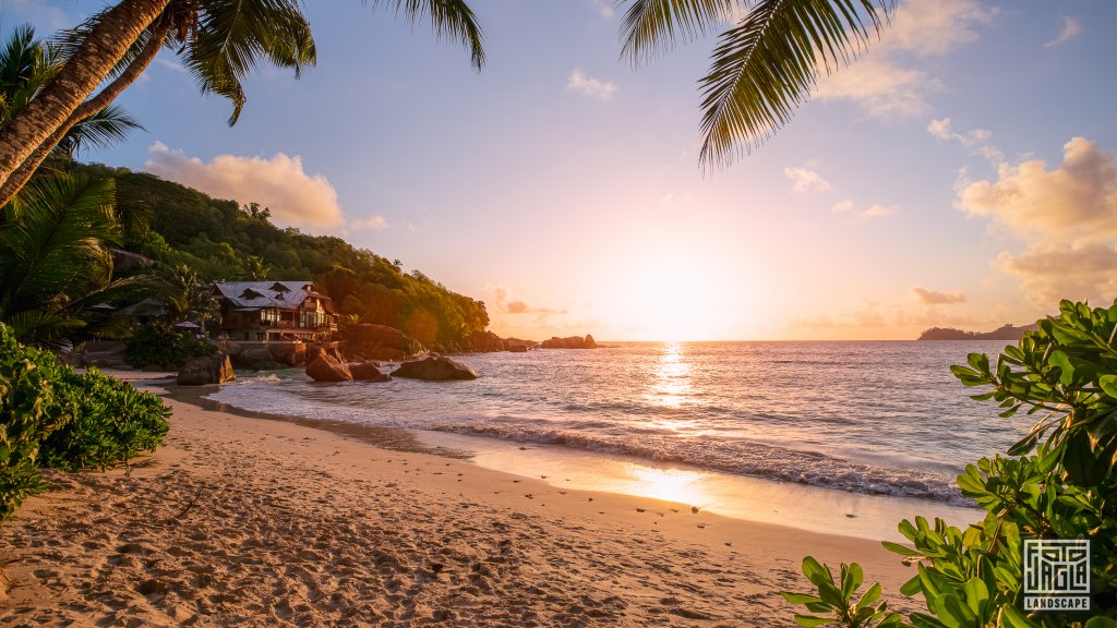 Sonnenuntergang mit Blick auf Chez Batista am Anse Takamaka Beach
Mahé, Seychellen 2021