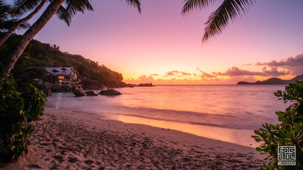 Sonnenuntergang mit Blick auf Chez Batista am Anse Takamaka Beach
Mah, Seychellen 2021