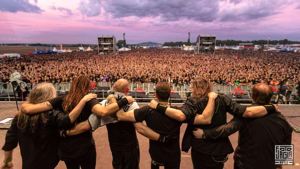 Summer Breeze Open Air 2022 in Dinkelsbhl
Blind Guardian - Abschlussfoto auf der Main Stage