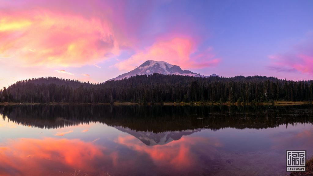 Der Mt Rainier spiegelt sich im Reflection Lake zum Sonnenuntergang
Mount Rainier National Park
Washington 2022