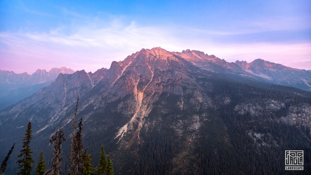 Washington Pass Observation Site bei Sonnenuntergang
Okanogan County
Washington 2022