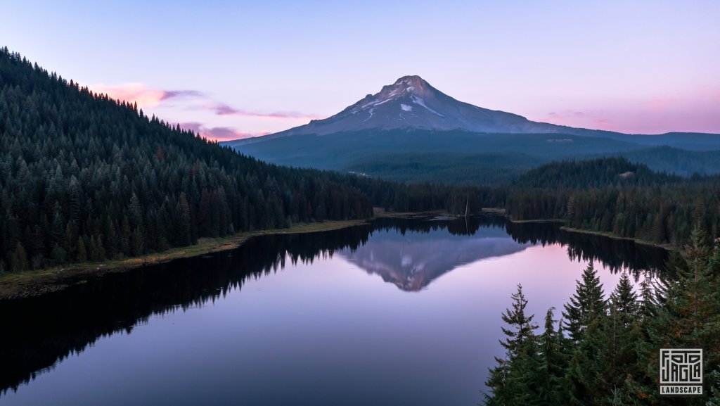 Der Mount Hood spiegelt sich im Trillium Lake
Sonnenuntergang im Mt Hood National Forest
Oregon 2022
