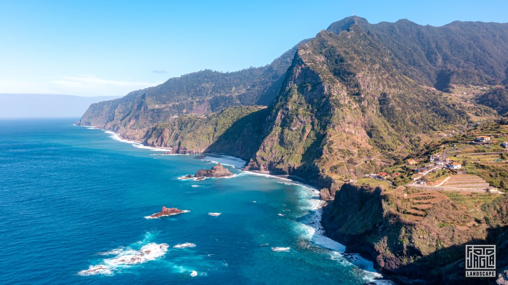 Drohnenaufnahme an der Küste
Miradouro do Bom Jesus
Madeira (Portugal) 2023