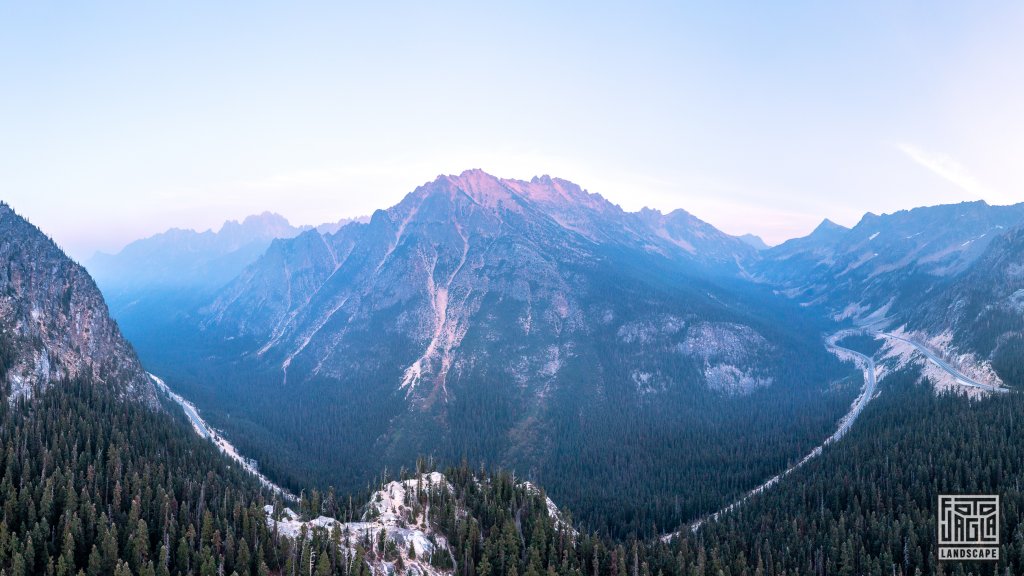 Washington Pass Observation Site bei Sonnenuntergang
Okanogan County
Washington 2022