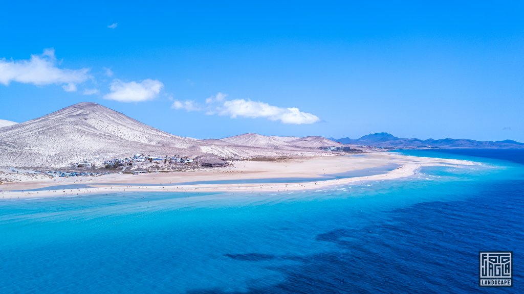 Drohnenaufnahme zweier Strnde
Playa de la Barca und Playa de Sotavento de Janda
Fuerteventura, Spanien 2023