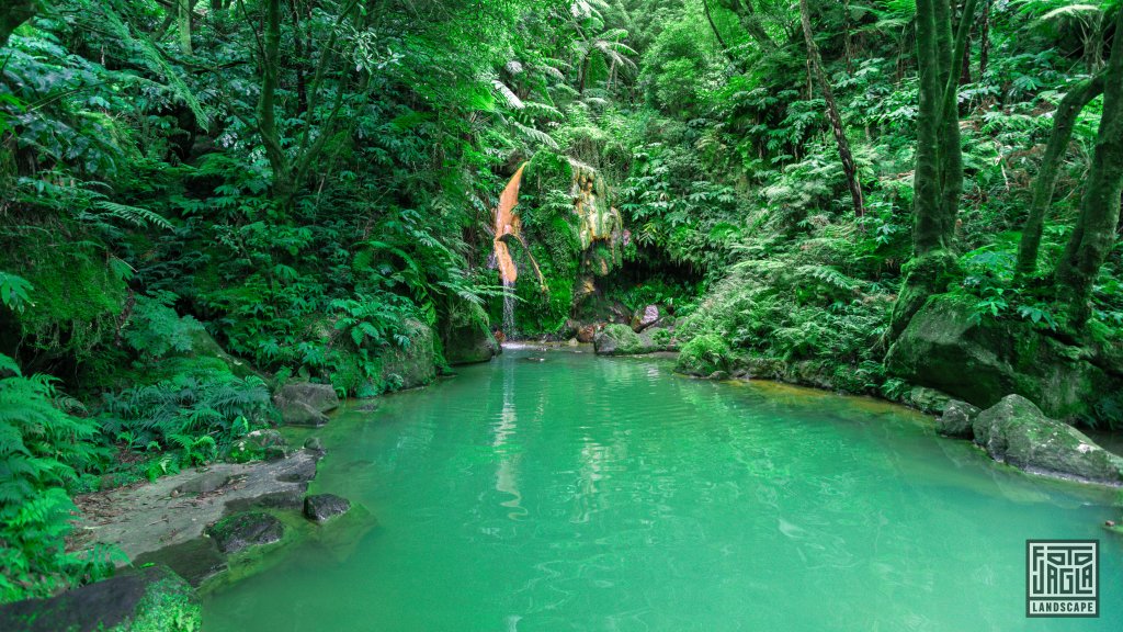 Heie Thermalwasserbecken im Naturdenkmal Caldeira Velha
So Miguel auf den Azoren, Portugal 2023