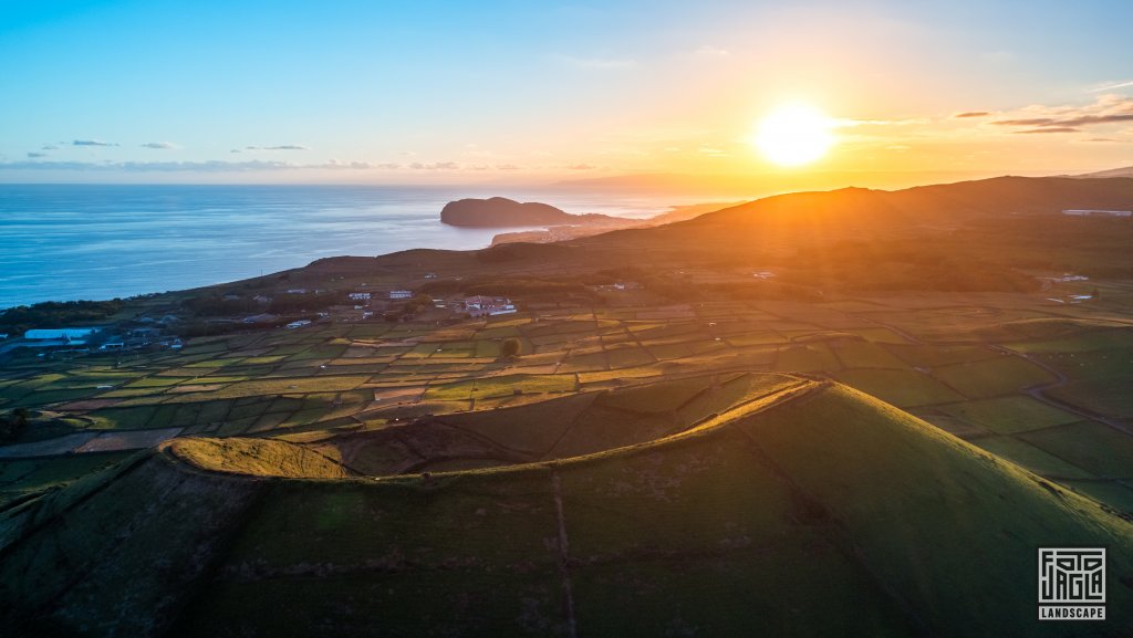 Der antike Vulkan Pico Dona Joana umgeben von Ackerland
Drohnenaufnahme zum Sonnenuntergang
Terceira auf den Azoren, Portugal 2023