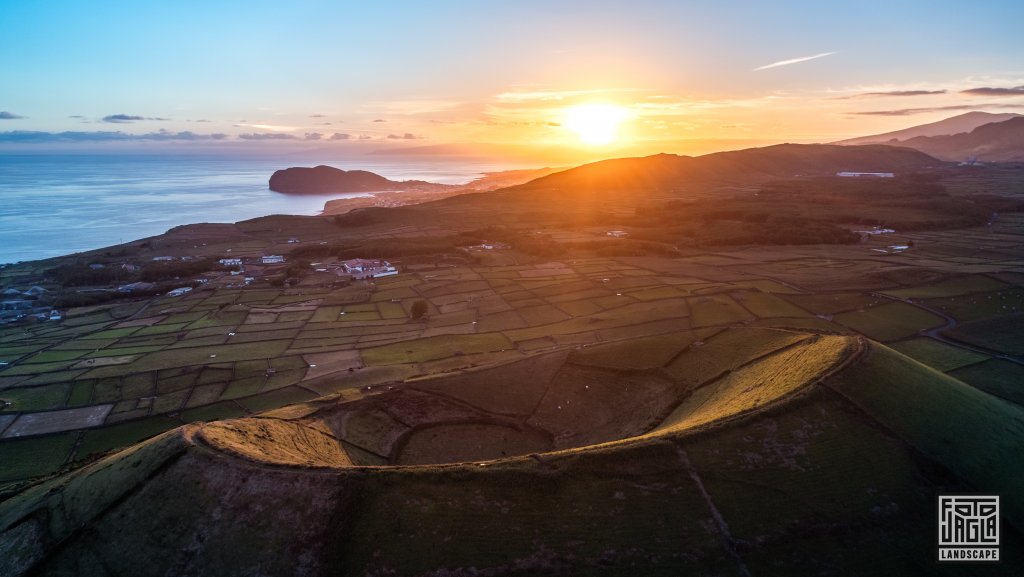 Der antike Vulkan Pico Dona Joana umgeben von Ackerland
Drohnenaufnahme zum Sonnenuntergang
Terceira auf den Azoren, Portugal 2023