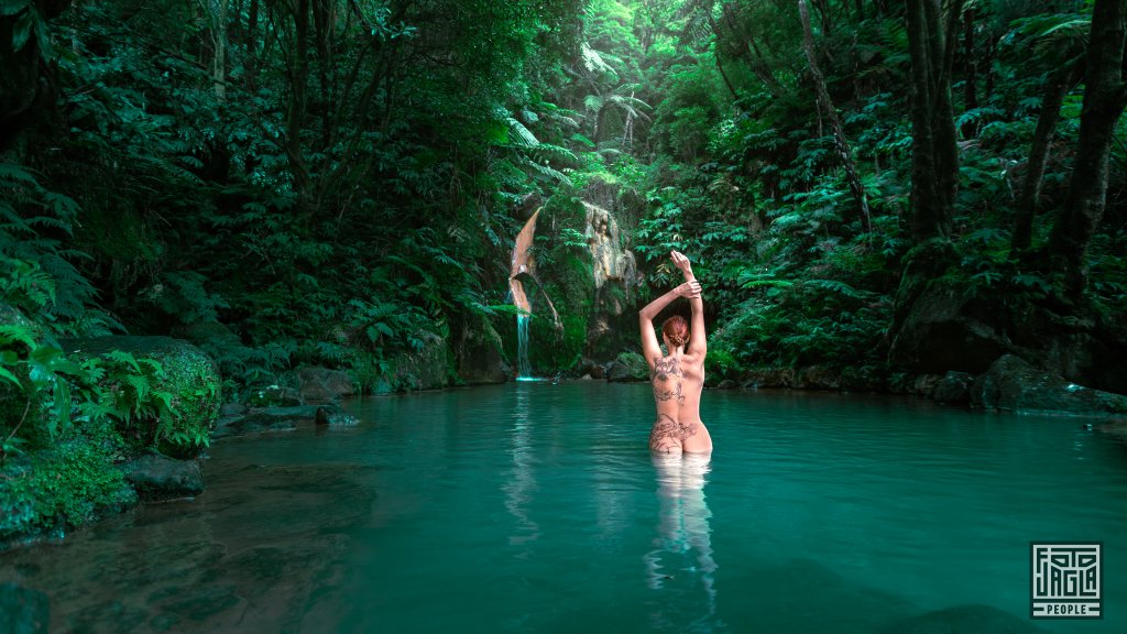 Sexy Shooting mit Alienna in dem Naturdenkmal Caldeira Velha
Schwimmen in der Badeoase mit ihren heien Naturquellen
Die Azoren-Insel So Miguel in Portugal