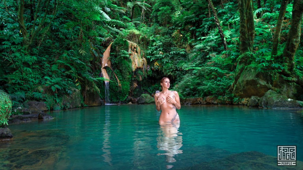 Sexy Shooting mit Alienna in dem Naturdenkmal Caldeira Velha
Schwimmen in der Badeoase mit ihren heien Naturquellen
Die Azoren-Insel So Miguel in Portugal