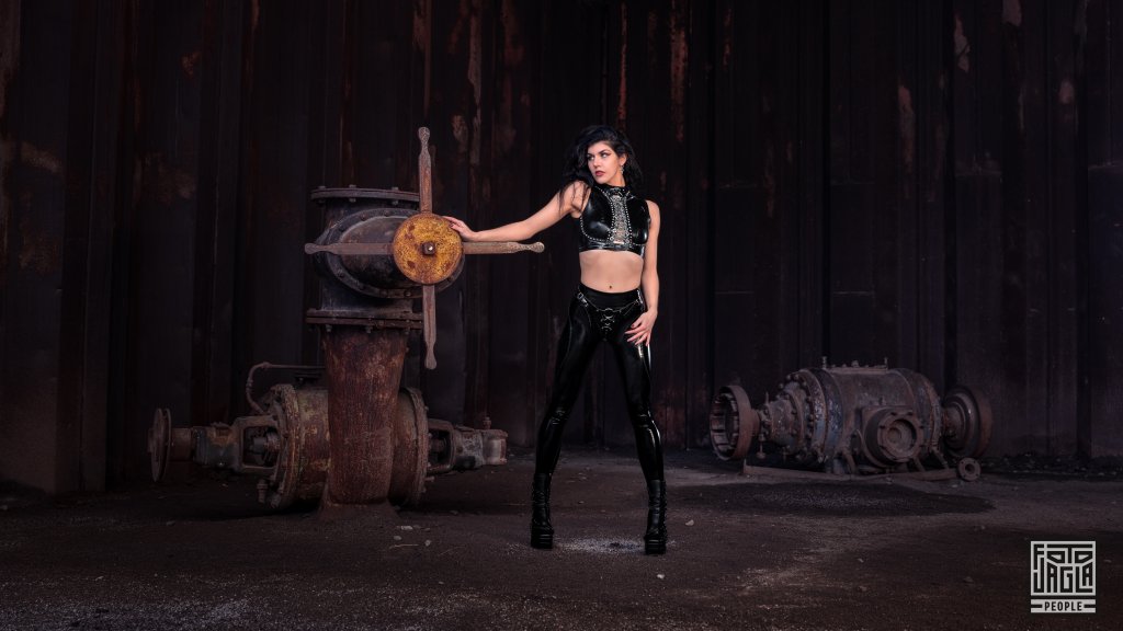 Lost Place Shooting mit Marzanna Morana
Sexy Posing in wetlook Latex Leggings und Top