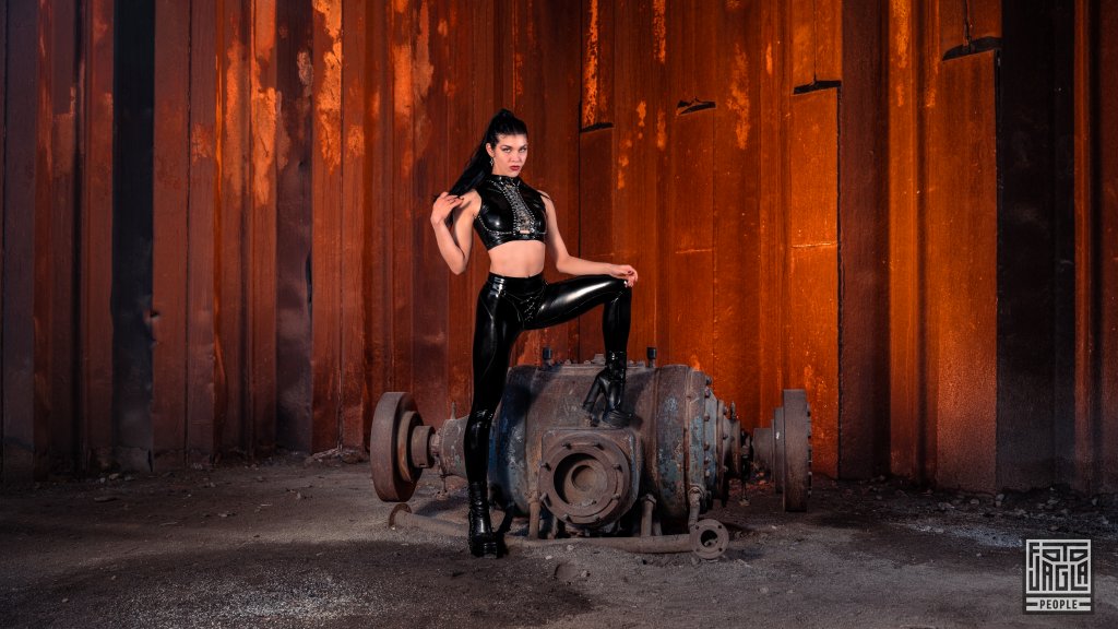 Lost Place Shooting mit Marzanna Morana
Sexy Posing in wetlook Latex Leggings und Top