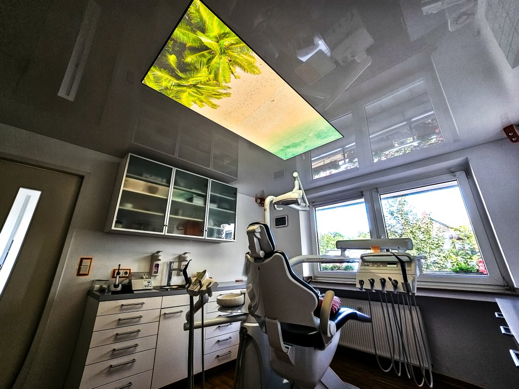 Beleuchtetes Bild meiner Drohnenaufnahme von den Seychellen
ber dem Zahnarztstuhl der Praxis Dr. Kaminski