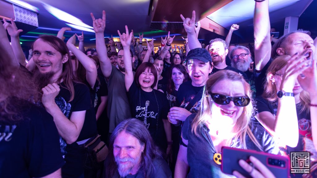 Zufriedene Gesichter der 1. Reihe
Orden Ogan - Pirate Cruise III
21.09.2024 auf dem Mhnesee