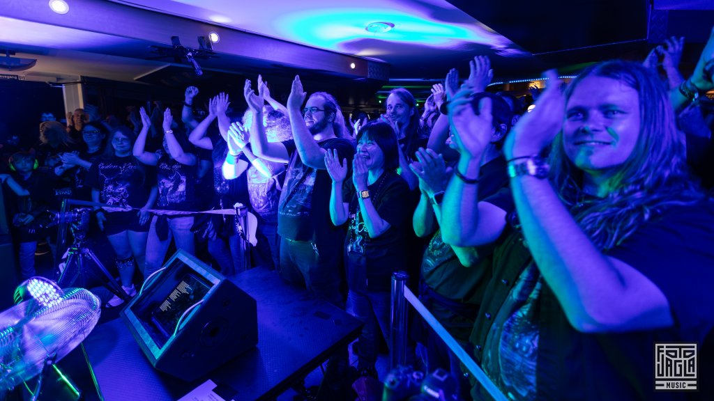 Partystimmung whrend der Coversongs
Orden Ogan - Pirate Cruise III
21.09.2024 auf dem Mhnesee
